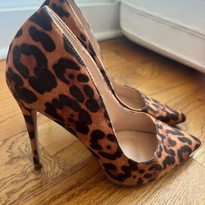 Liliana size 8 cheetah print high heels